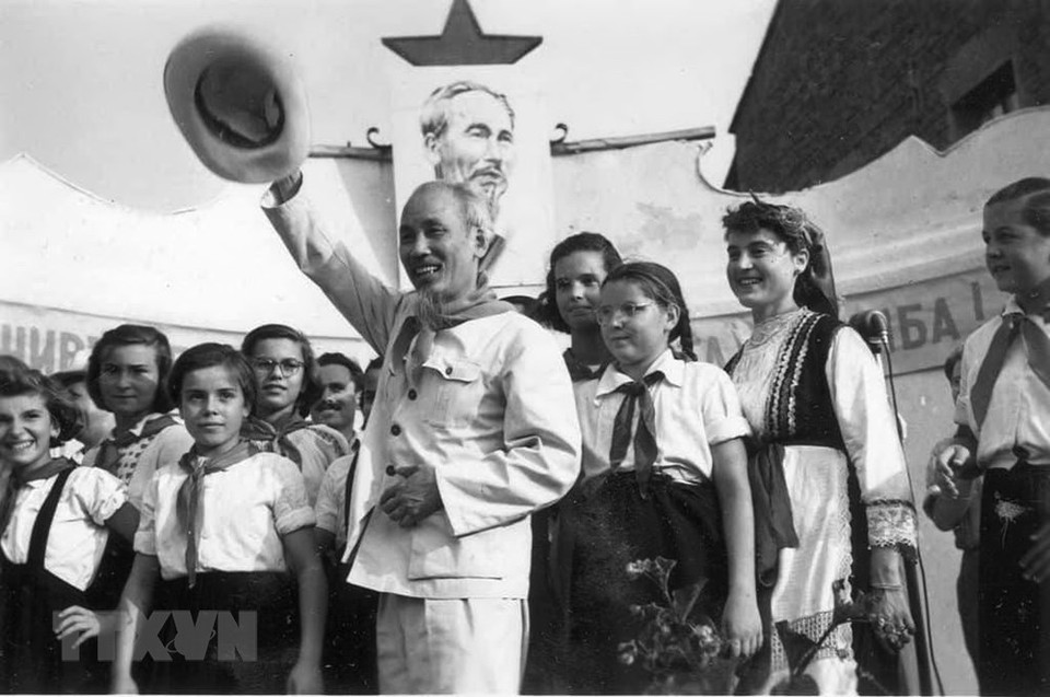 1957年8月，胡志明主席对保加利亚共和国进行正式友好访问。图自越通社