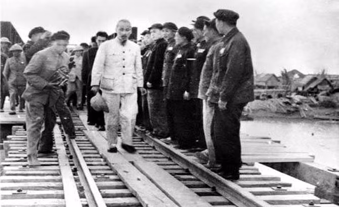 1955年1月25日，胡主席走访河内-穆南关铁路（即今日的河内-同登铁路）和北江省谅沧府桥修复项目。图自越通社