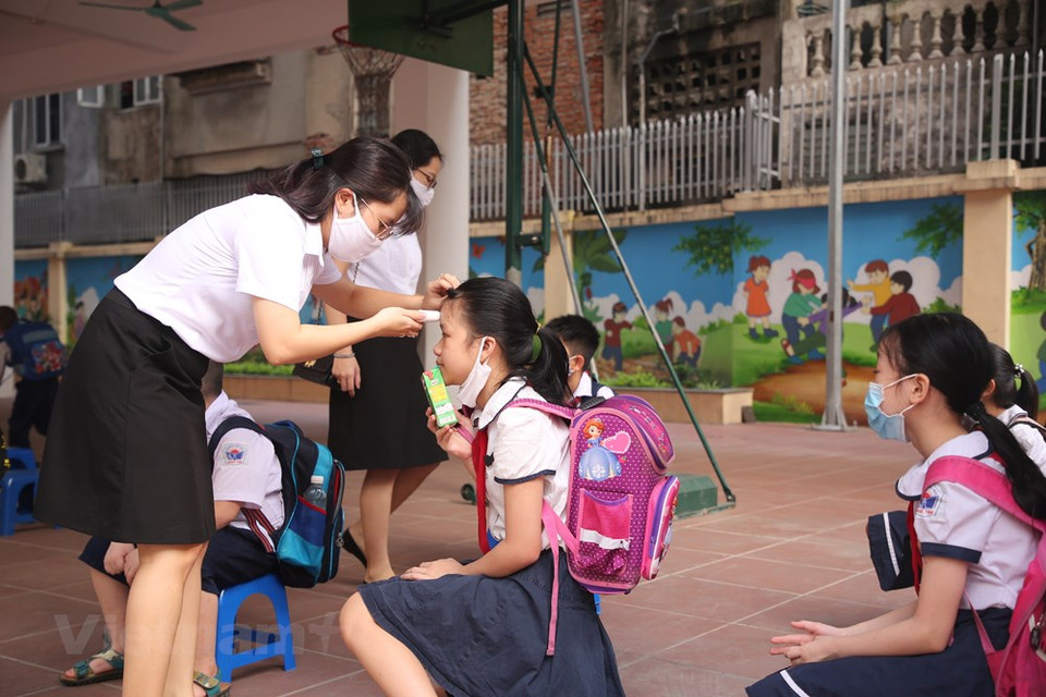 该校还为没有佩戴口罩的学生提供口罩。越通社记者 明山 摄