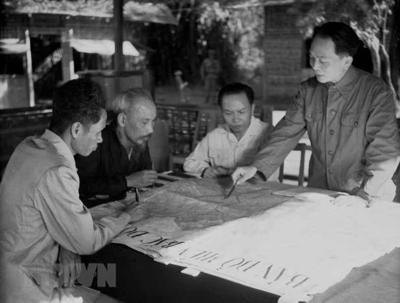 胡志明主席、武元甲大将以及越南党和国家领导制定奠边府战役的计划（1954年）。图自越通社