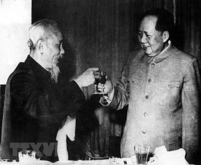 1957年8月：胡志明主席与毛泽东主席一起干杯，恭祝越中两国关系万古长青、世代相传。图自越通社