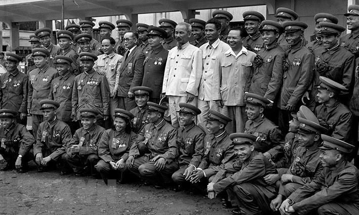 爱国竞赛运动有助于新时代下人力资源培训工作。图中：1956年5月7日胡志明主席、党和国家领导与出席第三届全军英雄战士竞赛大会代表拍照留念。图自越通社