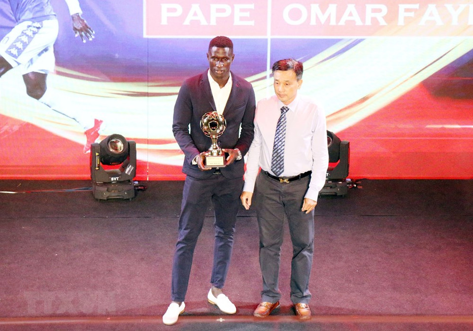 河内俱乐部球员 Pape Omar Faye荣获最佳外籍球员奖。越通社记者进力 摄