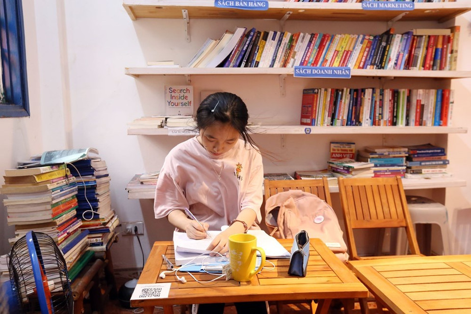 这家免费图书馆的成立有助于弘扬首都河内的阅读文化，因此颇受众多书籍爱好者的欢迎。越通社记者英俊 摄