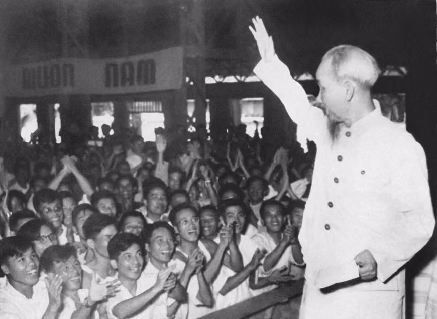 1958年9月13日，在走访北部初高中教师的政治培训班时，胡主席说：“为十年的利益树木，为百年的利益树人”。图自越通社