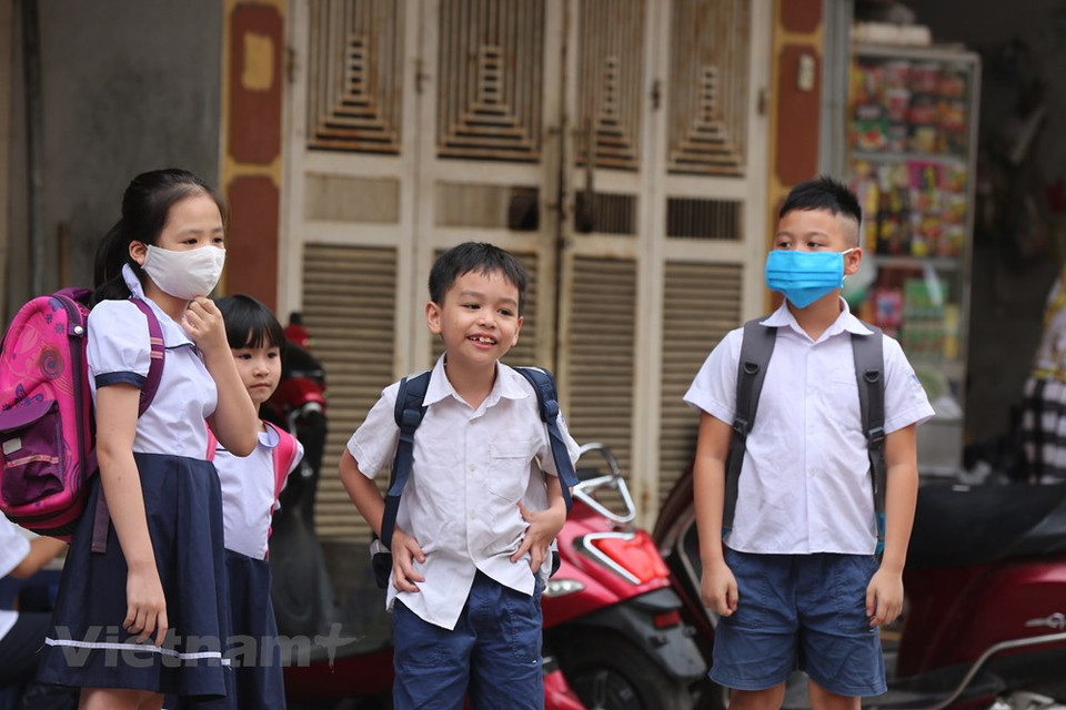 在重返校园的快乐气氛中，学生们都感到很高兴。越通社记者 明山 摄