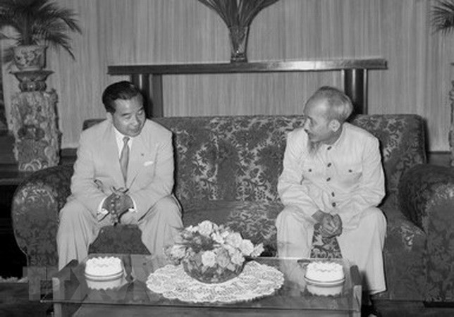 1956年8月28日，胡志明主席接待访问越南的老挝王国政府首相Souvanna Phouma 皇亲。图自越通社