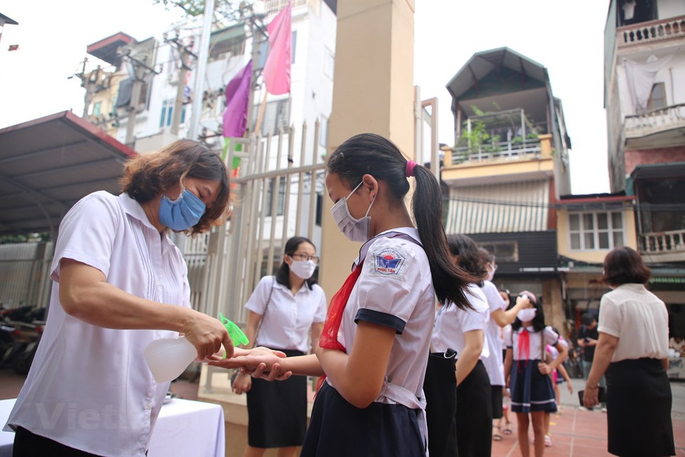 此外，各所学校将努力确保食品卫生安全。每个学生都带着自己的随身用品。越通社记者 明山 摄