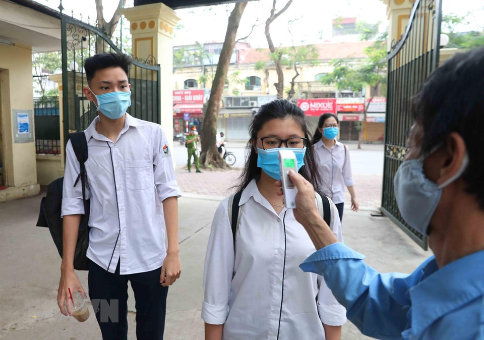 所有师生都要按照规定进行体温测量。越通社记者 成达 摄