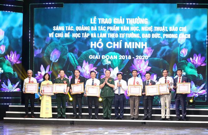 经6次举办颁奖仪式，“学习和践行胡志明思想、道德、作风”文学、艺术和新闻作品创作宣传比赛已真正成为了国内外各阶层人民、艺术作家、记者等精神生活中的深广文化活动。越通社记者 芳华 摄