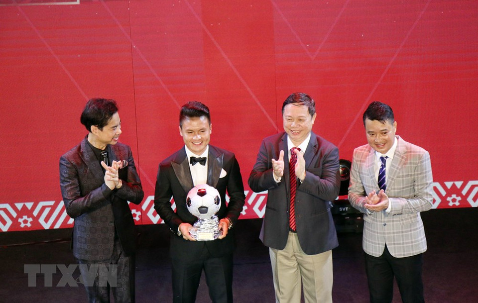 胡志明市人民委员会副主席杨英德向阮光海球员颁发银球奖。越通社记者进力 摄
