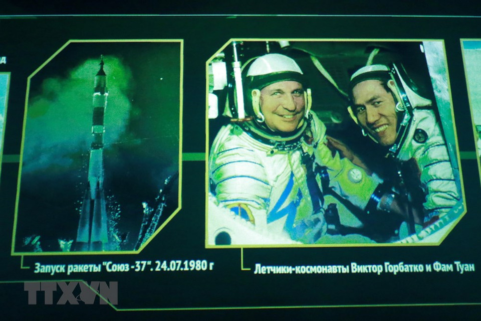 在该博物馆展示的有关越南宇航员范遵和俄罗斯宇航员维克托•戈尔巴在1980年7月飞行前的照片。越通社记者 陈孝 摄