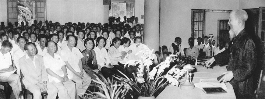 1962年9月8日，在第三届越南新闻工作者大会上，胡主席说，新闻工作者是革命战士，笔和纸都是锋利的武器。图自越通社