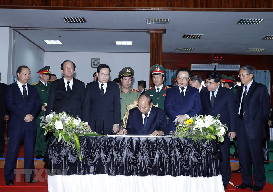 阮春福总理在吊唁簿上留言。越通社记者 统一摄