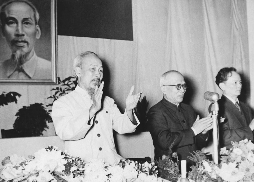 1956年12月29日，第一届国会第6次会议决定对1946年《宪法》进行修改，并一致选举胡主席为《宪法》修改委员会主任。图自越通社