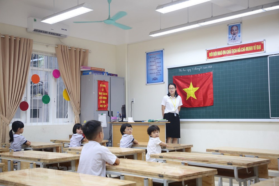 在教室里，学生门要保持安全的距离。越通社记者 明山 摄