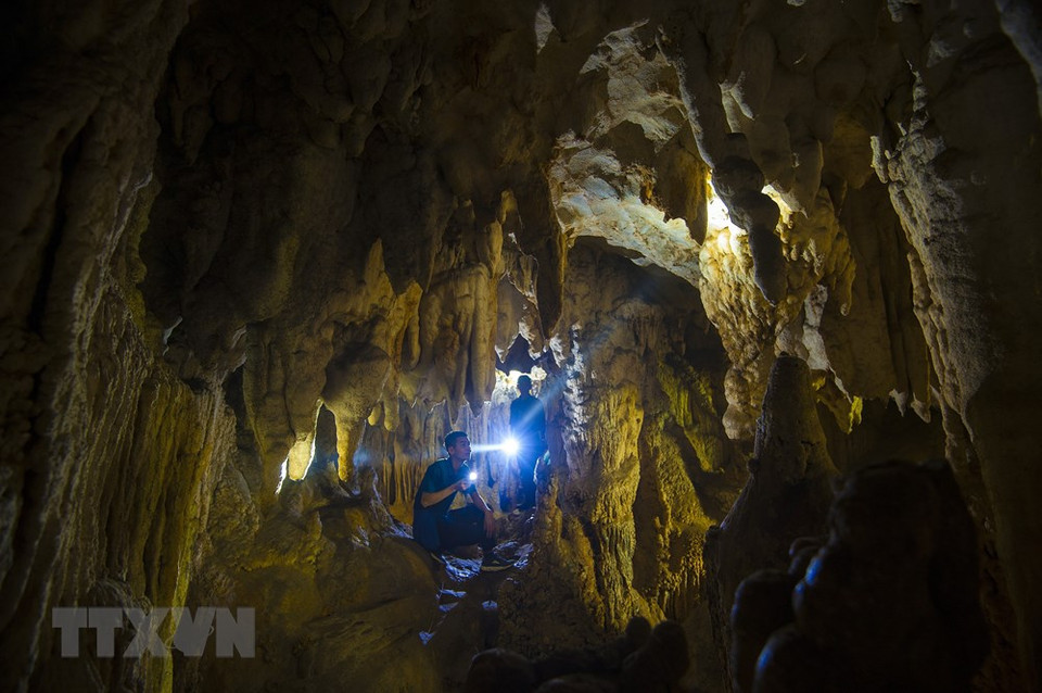 洞里拥有数万个千型万状且五颜六色的石柱、钟乳石，让整个溶洞显得更加神秘。越通社记者 明德 摄