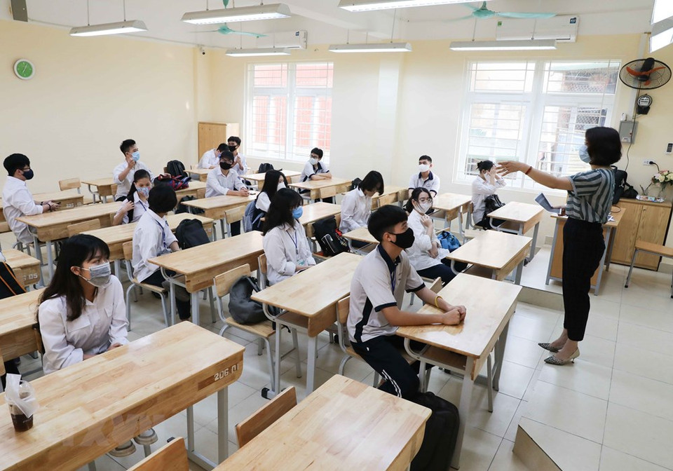 老师引导学生在上课时保持距离。越通社记者 清松 摄