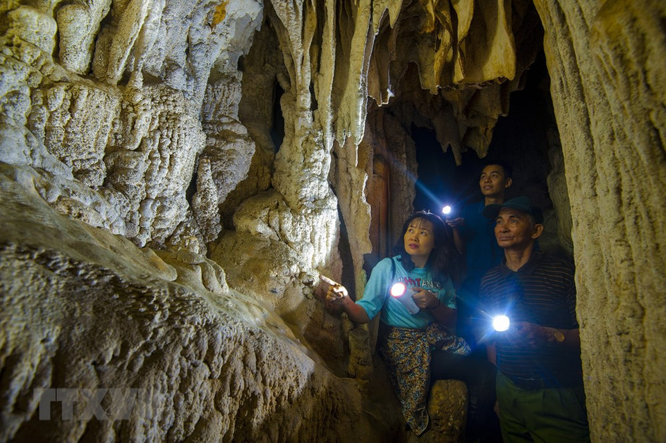 茶修洞的魅力吸引众多国内外游客前来观光游览。越通社记者明德 摄
