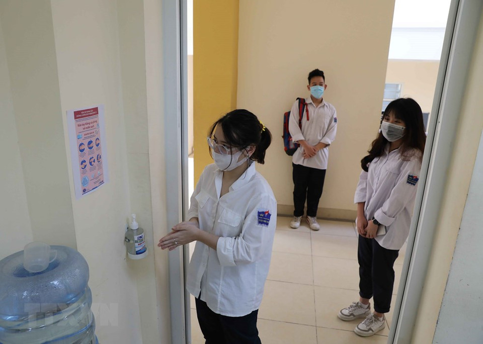 所有学生进入教室之前必须要用杀菌洗手液洗手。越通社记者 轻松 摄