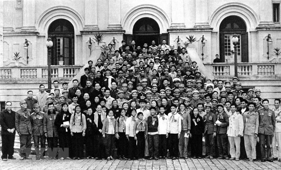  1967年1月2日，胡志明主席与出席第四届英雄战士竞赛大会代表拍照留念。图自越通社