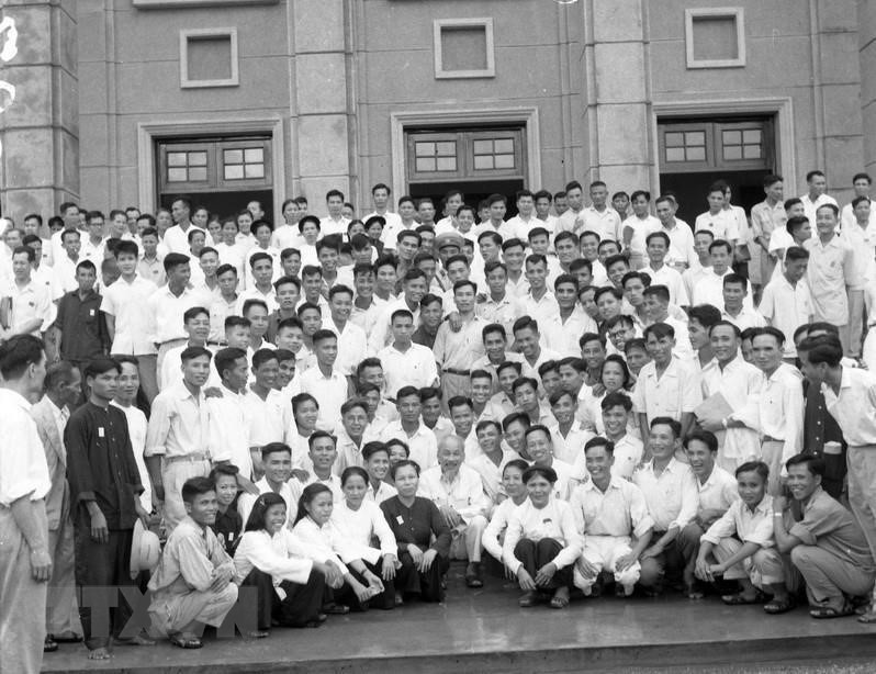 根据胡志明主席的思想，爱国竞赛就是家家户户和各阶层人民的工作。凡是越南人都要参加爱国竞赛运动。图中：1960年9月胡志明主席与为越南共产党第三次全国代表大会服务人员和参加报道的记者拍照留念。图自越通社