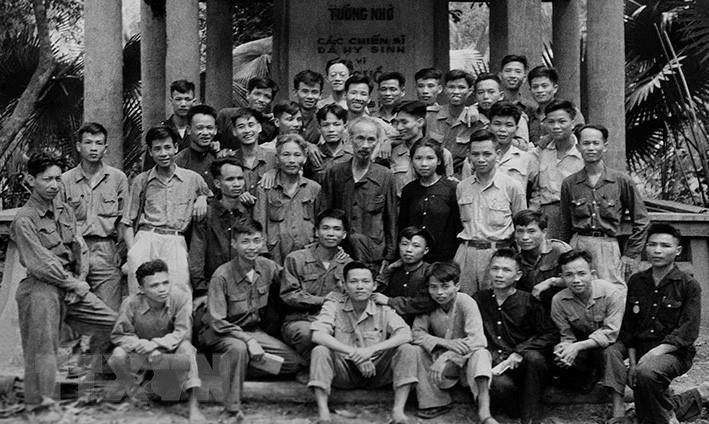 胡伯伯正式发出爱国竞赛号召之后，全国英雄战士竞赛大会成为一项历年举行的活动。在每一届大会上，胡志明主席都出席并对出色的英雄战士们给予表扬。图自越通社 