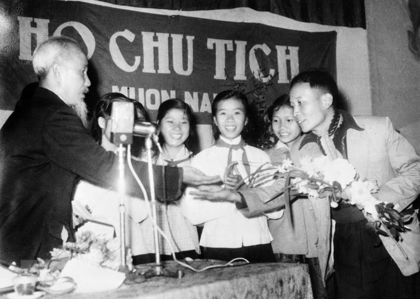 在走访宁平省时，1959年3月15日，胡主席向该省农业生产业绩良好的青年授予徽章。图自越通社