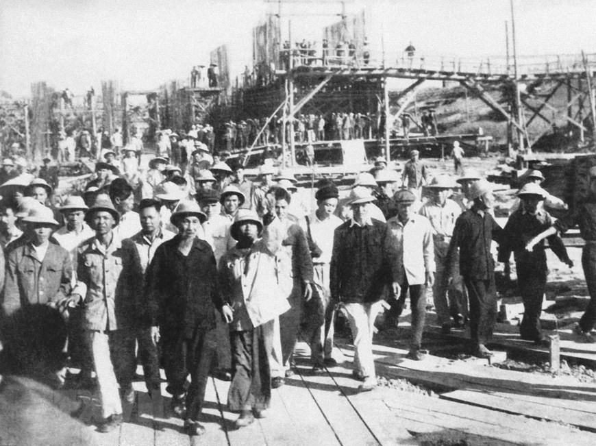1958年12月25日，胡主席视察北兴海水利工程。这是越南北部最大水利工程。图自越通社