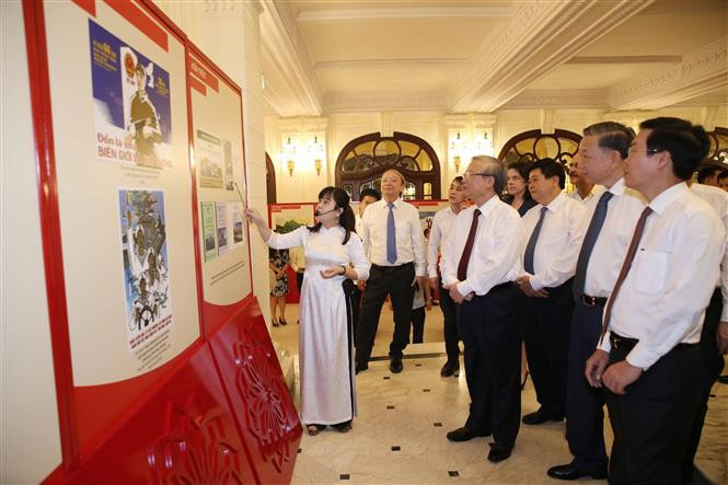 越共中央政治局委员、书记处常务书记陈国旺以及党和国家领导参观最佳作品展示区。越通社记者 芳华 摄