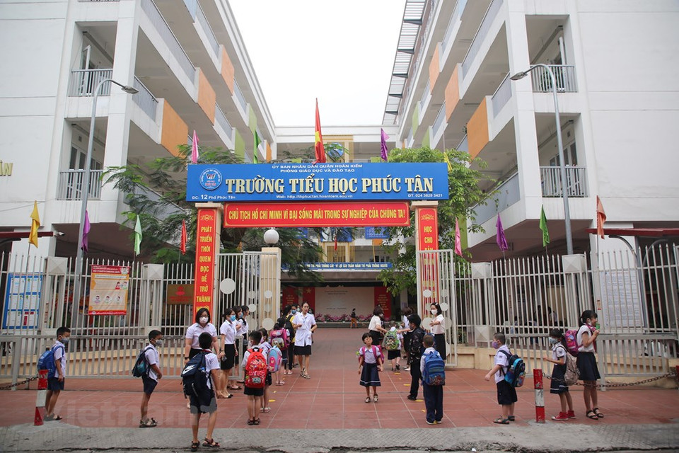 福新小学校校长阮氏凤透露，从早上6点半，该校的所有干部人员都已经在学校准备迎接重返校园的学生。越通社记者 明山 摄