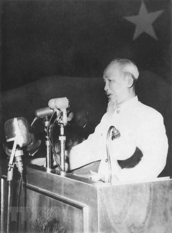 在1964年3月27日举行的特殊政治会议上，胡伯伯呼吁北方同胞一人努力做两人的工作量，力争报偿南方同胞。图自越通社