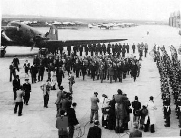 应法国政府的邀请，从1946年5月31日至10月20日，胡志明主席以越南民主共和国元首的资格对法国进行为期4个月的正式访问。这是越南政府在1945-1946期间最重要的一项对外活动之一。图自越通社