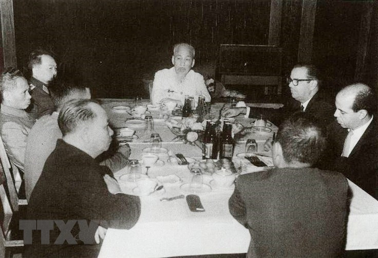 1966年10月29日在主席府，胡志明主席会见古巴总统多铁戈斯。图自越通社