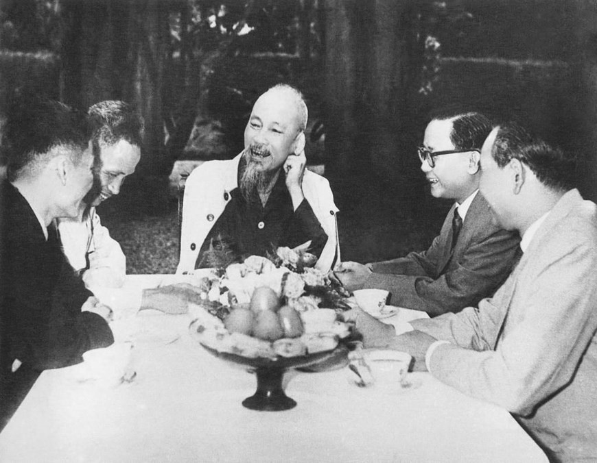 1962年10月20日，越南南方民族解放阵线代表团首次访问北部。在接待该代表团时，胡志明主席把手放在胸前说：“亲爱的南方时时刻刻都在我心中。” 图自越通社