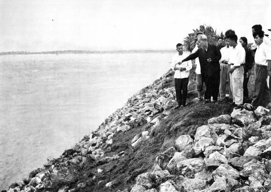 1958年7月8日，胡主席视察河西省故都堤坝。图自越通社
