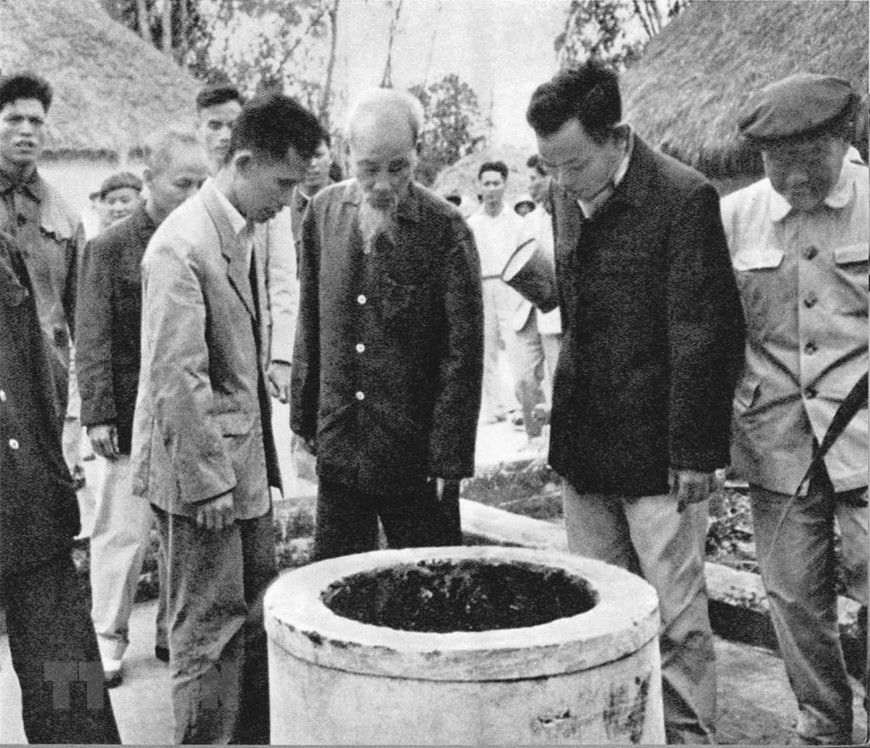 1965年2月15日，在视察海阳省南策县南正乡时，胡主席嘱咐人民采取新文化生活方式，挖井以获取清洁用水。图自越通社
