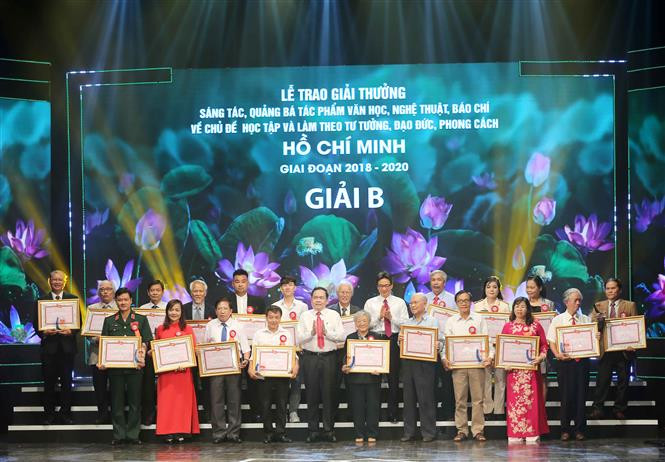 自开始举行“学习和践行胡志明思想、道德、作风”文学、艺术和新闻作品创作宣传比赛活动以来，该活动已经举行了13年，其越来越具有特殊的吸引力。越通社记者 芳华 摄