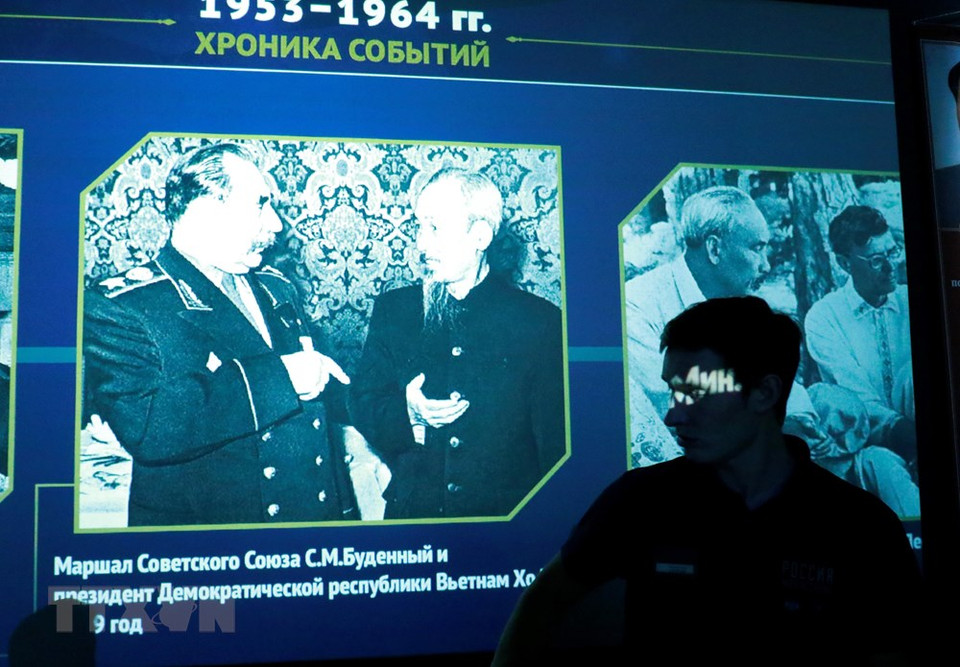 来到这里，参观者有机会观看有关越南风土人情以及越俄友好合作历史的最具有代表性的图片。图中：胡志明主席在1950-1960年阶段访问苏联期间所拍摄的图片。越通社记者 陈孝 摄
