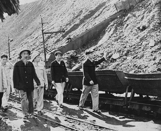 1959年3月30日下午，在走访锦普煤炭开矿厂时，胡主席说：“这里煤炭的质量是世界之最，这里的风景也是人类的奇观。” 图自越通社