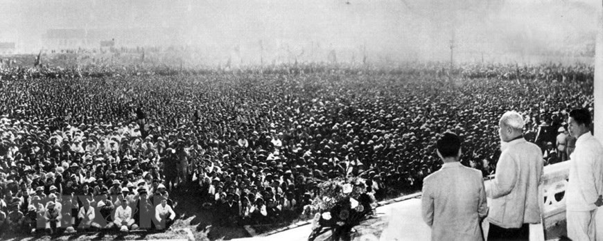 1961年，在造访清化省期间，胡主席与该省干部和人民交流。图自越通社