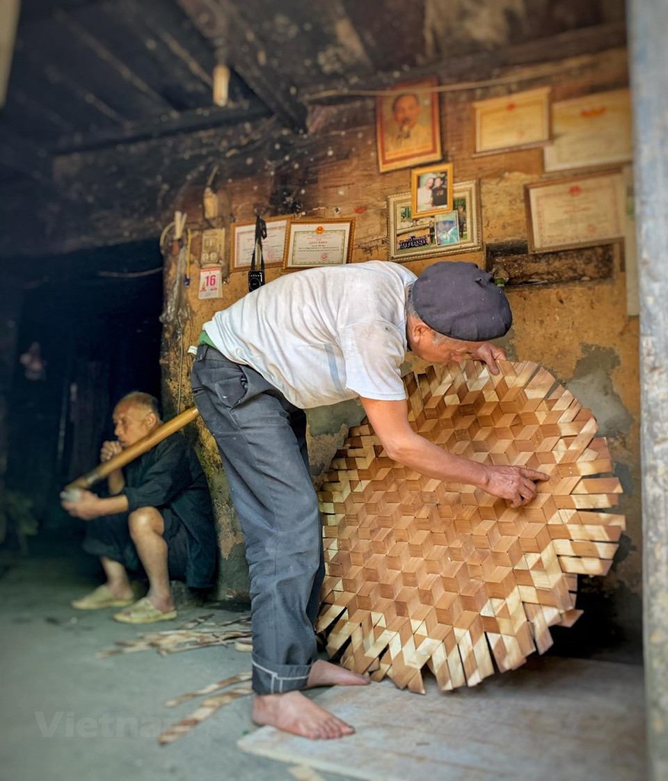 哈尼族妇女是家里最主要的劳工，因此她们白天主要在稻田耕种，男人和老人主要在家做家务。Vietnamplus记者春梅 摄
