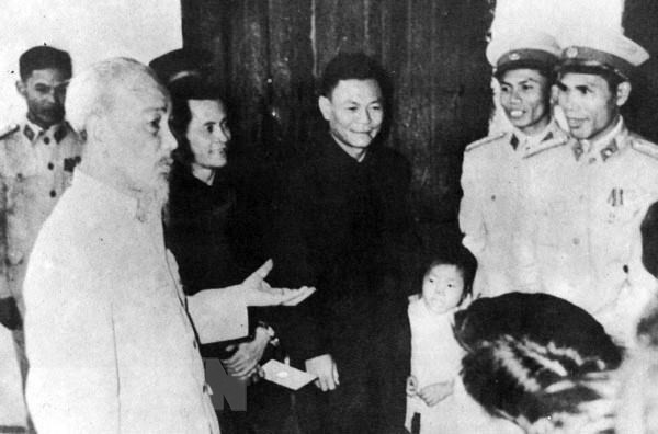 1963年癸卯年正月初一，胡伯伯走访慰问河内环剑郡人民公安单位的干部战士。图自越通社