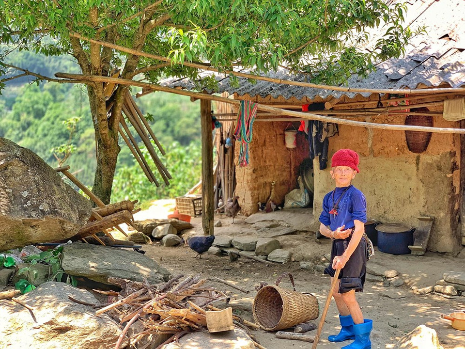 在夏天的明媚阳光之下，哈尼族夯土墙房屋穿上金黄色的外套，而在冬雾笼罩的冬天里这里的房屋就换上幽静的面貌。Vietnamplus记者春梅 摄