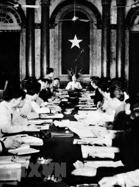 1957年12月3日，胡主席主持政府理事会年终会议，就1957年计划的实施工作成果进行总结并探讨1958-1960年计划。图自越通社