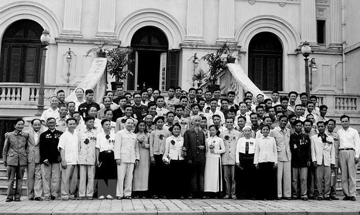 胡志明主席重申，参加竞赛就是爱国的表现。图中：1962年5月6日，胡伯伯与第三届全国英雄战士竞赛大会最出色的战士在主席府拍照留念。图自越通社