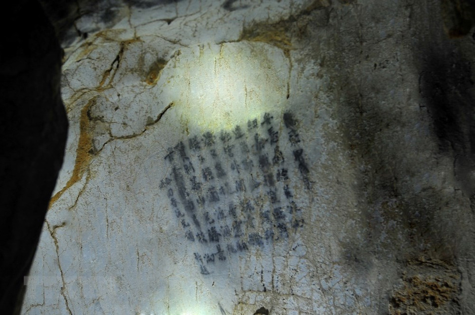 洞里还保留着印有数百年历史古字的石柱。越通社记者明德 摄