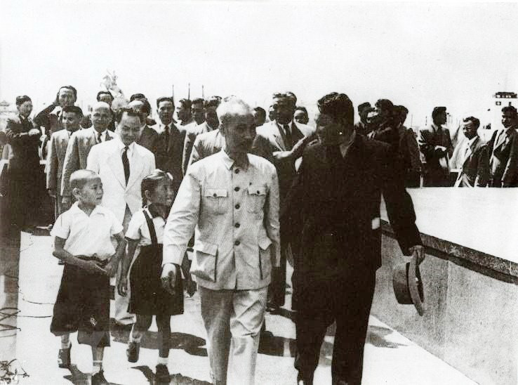 1955年7月，胡志明主席与蒙古主席 Iu.Sedenban出席乌兰巴托首都人民的集会，迎接胡志明主席对蒙古进行友好访问。图自越通社