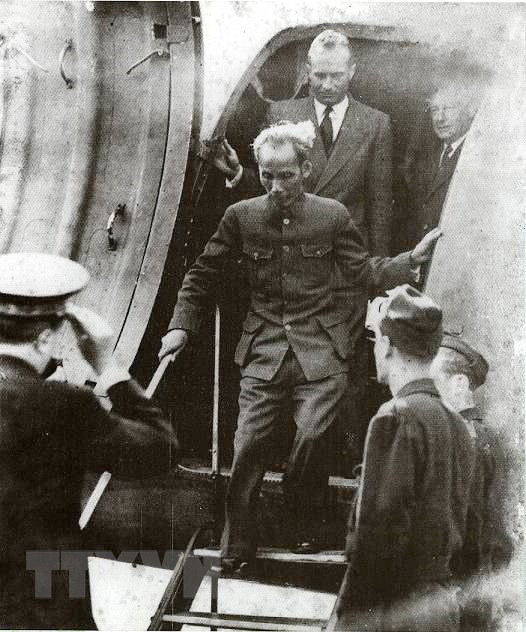 应法国政府的邀请，从1946年5月31日至10月20日，胡志明主席以越南民主共和国元首的资格对法国进行为期4个月的正式访问。这是越南政府在1945-1946期间最重要的一项对外活动之一。图自越通社