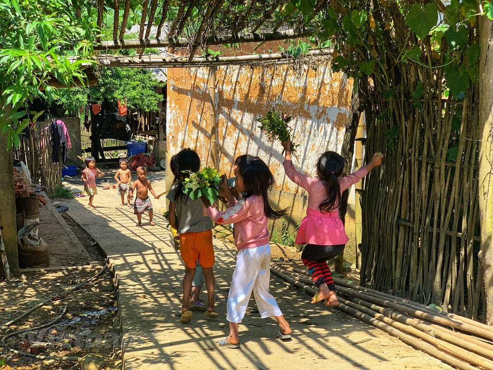 这里的小朋友们很喜欢野花。Vietnamplus记者春梅 摄